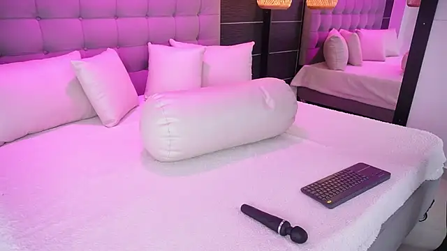 Snapshot of Bella_TS_ chatting on 02-07-25, 09:15 Bella TS  online show from 02-07-25, 09:15