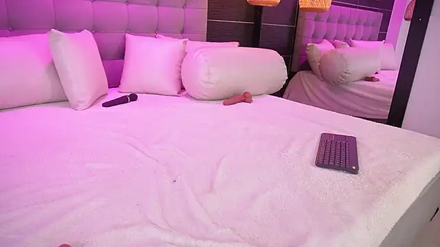 Snapshot of Bella_TS_ chatting on 03-06-25, 12:54 Bella TS  online show from 03-06-25, 12:54