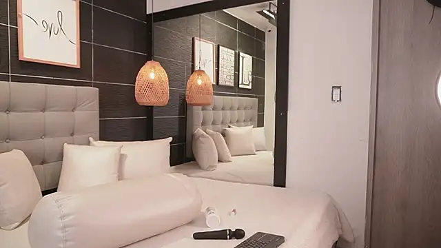 Snapshot of Bella_TS_ chatting on 10-03-25, 10:18 Bella TS  online show from 10-03-25, 10:18