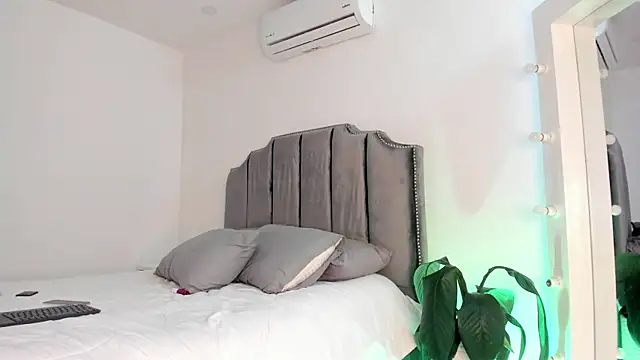 Snapshot of molly_cams8 chatting on 01-20-25, 01:53 molly cams8 online show from 01-20-25, 01:53