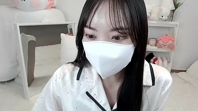 Snapshot of momo_room chatting on 05-15-26, 11:17 momo room online show from 05-15-26, 11:17