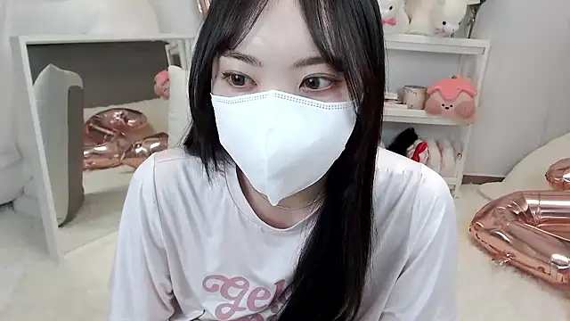 Snapshot of momo_room chatting on 05-24-26, 11:04 momo room online show from 05-24-26, 11:04