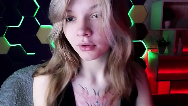 Snapshot of LitaBrom chatting on 12-25-24, 01:53 LitaBrom online show from 12-25-24, 01:53