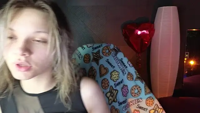 Snapshot of LitaBrom chatting on 03-19-25, 01:10 LitaBrom online show from 03-19-25, 01:10