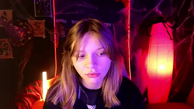 Snapshot of LitaBrom chatting on 10-19-25, 01:39 LitaBrom online show from 10-19-25, 01:39