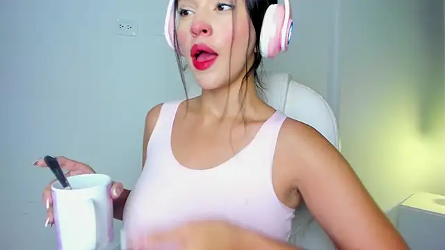 Snapshot of HarleyQueen_Robbie chatting on 01-04-25, 07:34 HarleyQueen Robbie online show from 01-04-25, 07:34