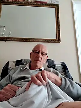 Snapshot of cutaboverest chatting on 05-13-26, 10:12 cutaboverest online show from 05-13-26, 10:12