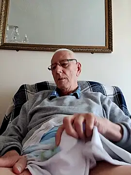 Snapshot of cutaboverest chatting on 05-15-26, 08:21 cutaboverest online show from 05-15-26, 08:21