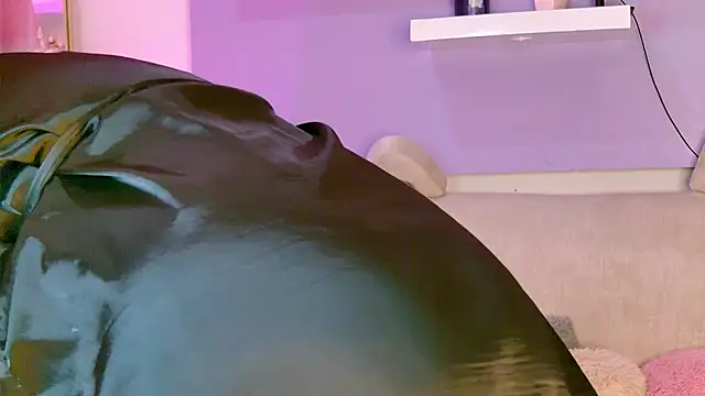 Snapshot of ChloeRem chatting on 03-06-25, 04:52 ChloeRem online show from 03-06-25, 04:52