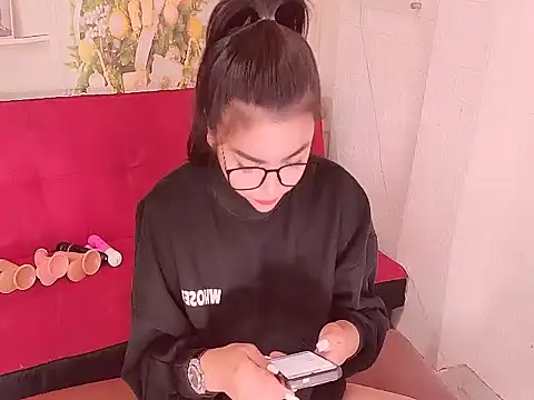 Snapshot of SexualStruggle chatting on 12-16-25, 08:30 SexualStruggle online show from 12-16-25, 08:30