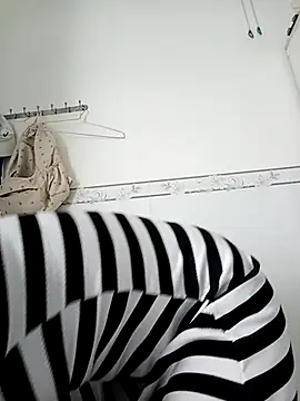 Snapshot of ___Erin___ chatting on 09-30-25, 03:55 Erin online show from 09-30-25, 03:55