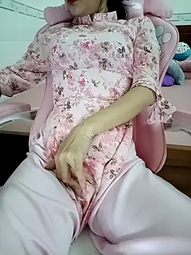 Snapshot of ___Erin___ chatting on 10-08-25, 03:31 Erin online show from 10-08-25, 03:31