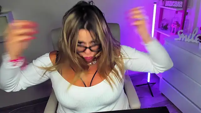 Snapshot of teaseDiana chatting on 03-14-25, 10:07 teaseDiana online show from 03-14-25, 10:07