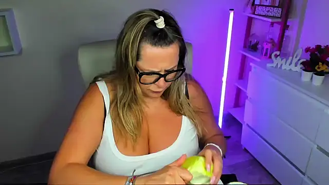 Snapshot of teaseDiana chatting on 03-19-25, 02:02 teaseDiana online show from 03-19-25, 02:02