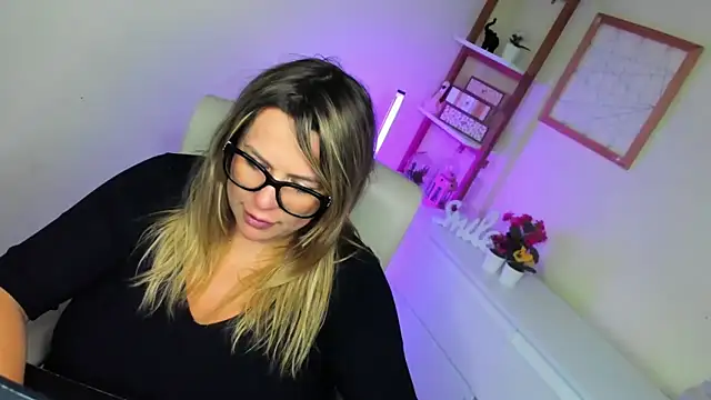 Snapshot of teaseDiana chatting on 03-21-25, 07:11 teaseDiana online show from 03-21-25, 07:11