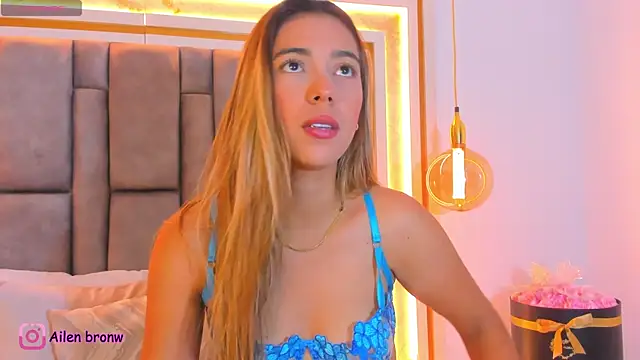 Snapshot of elianabrown chatting on 10-10-25, 10:20 elianabrown online show from 10-10-25, 10:20