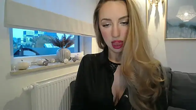 Snapshot of JulietteDiamond chatting on 10-23-25, 03:33 JulietteDiamond online show from 10-23-25, 03:33
