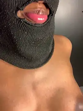 Snapshot of Africanbootie chatting on 01-08-25, 05:26 Africanbootie online show from 01-08-25, 05:26