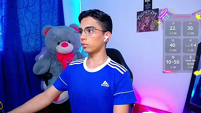 OwenBluee online show from 06-12-26, 10:41