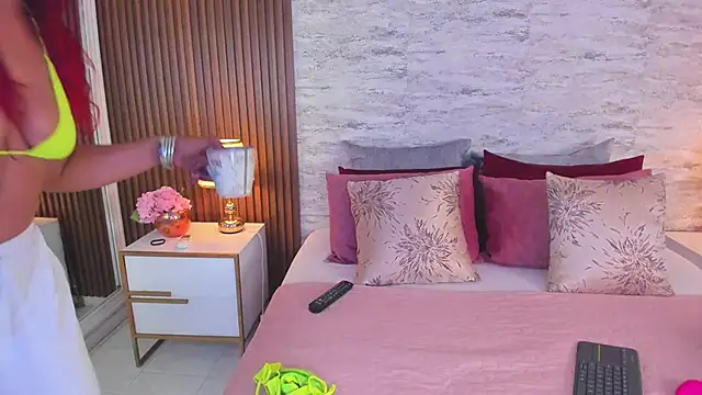 Snapshot of AndreaPink2024 chatting on 10-18-25, 12:50 AndreaPink2024 online show from 10-18-25, 12:50