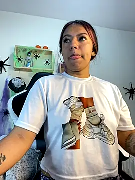 Snapshot of Ivann4 chatting on 10-22-25, 07:57 Ivann4 online show from 10-22-25, 07:57