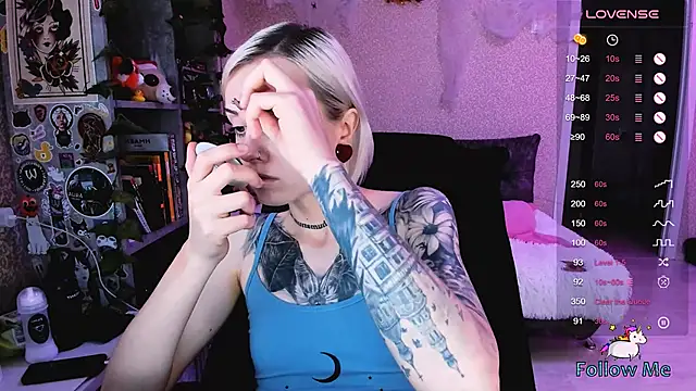 NaniMoore online show from 10-21-25, 09:43