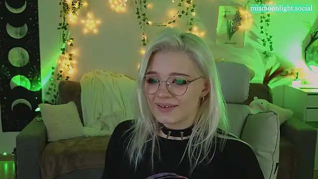 Snapshot of Moonlight_Mia chatting on 01-22-25, 06:31 Moonlight Mia online show from 01-22-25, 06:31