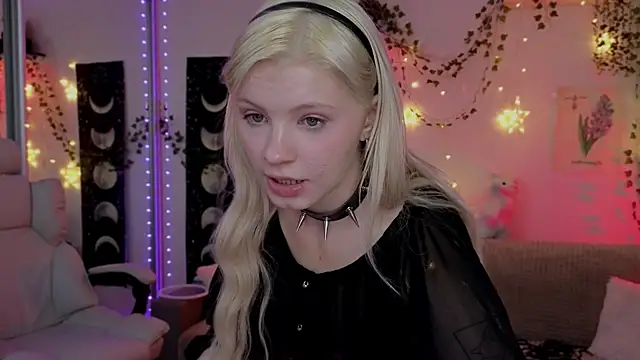 Snapshot of Moonlight_Mia chatting on 10-25-25, 11:21 Moonlight Mia online show from 10-25-25, 11:21