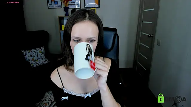 Snapshot of FrancescaCollins chatting on 10-13-25, 11:21 FrancescaCollins online show from 10-13-25, 11:21