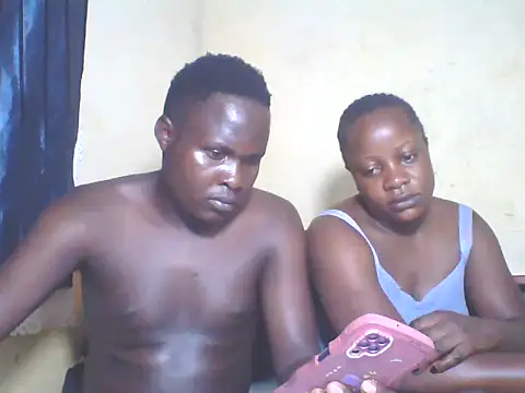 Snapshot of Dark_Queenchocolate chatting on 10-19-25, 08:31 Dark Queenchocolate online show from 10-19-25, 08:31