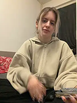 Snapshot of Holly-Glamour chatting on 05-20-26, 11:22 Holly-Glamour online show from 05-20-26, 11:22