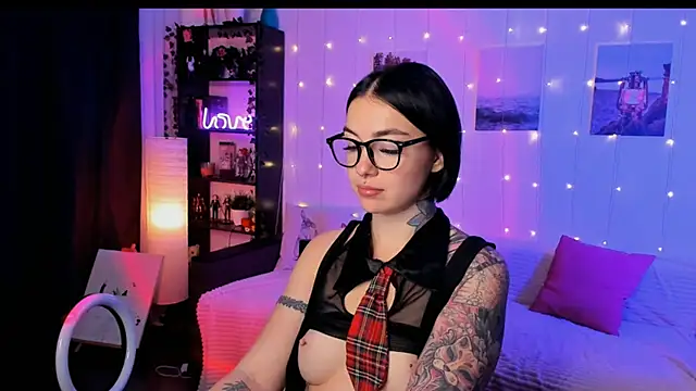 Snapshot of Magic_Allie chatting on 11-22-25, 04:33 Magic Allie online show from 11-22-25, 04:33