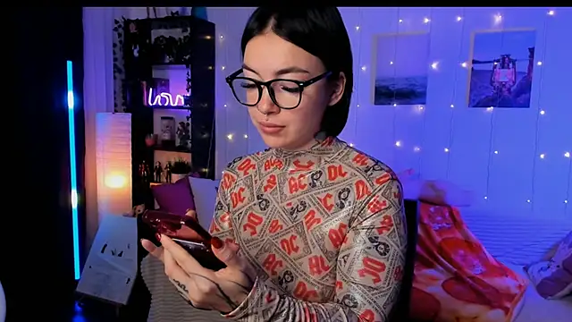 Snapshot of Magic_Allie chatting on 12-15-25, 06:39 Magic Allie online show from 12-15-25, 06:39