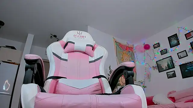 Snapshot of Mia_Madden chatting on 12-24-24, 02:21 Mia Madden online show from 12-24-24, 02:21