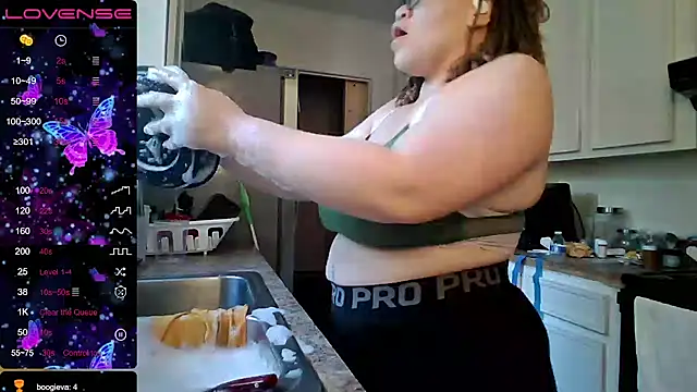 Snapshot of Milfshakecafe chatting on 09-19-25, 01:23 Milfshakecafe online show from 09-19-25, 01:23