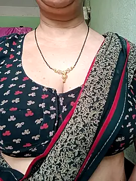 Snapshot of Rosy-B chatting on 04-21-26, 01:42 Rosy-B online show from 04-21-26, 01:42