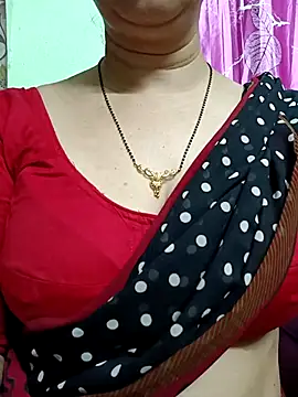 Snapshot of Rosy-B chatting on 04-22-26, 10:33 Rosy-B online show from 04-22-26, 10:33