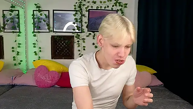 Snapshot of Nick_Win chatting on 02-04-25, 10:10 Nick Win online show from 02-04-25, 10:10