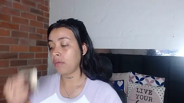 Snapshot of salome__hills1 chatting on 06-11-26, 12:32 salome hills1 online show from 06-11-26, 12:32