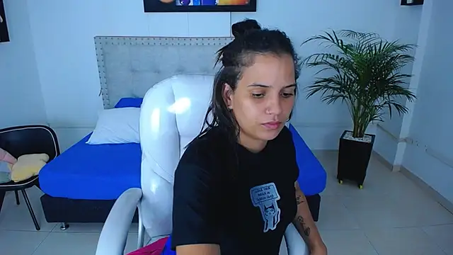 Chiqui milk  online show from 02-28-25, 02:20