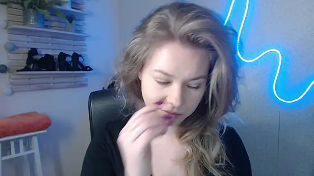 holly xglam online show from 02-18-25, 08:05