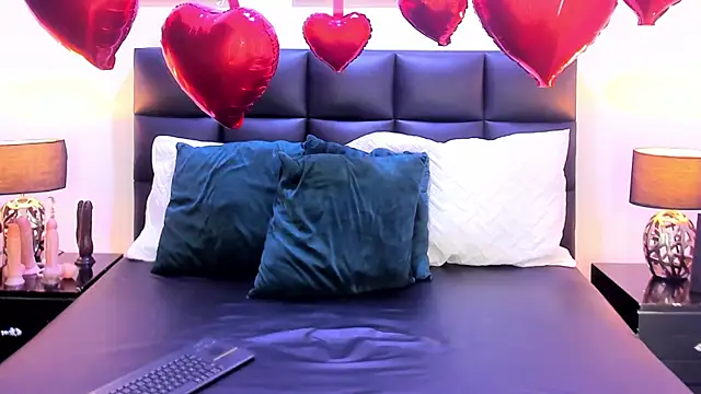 Snapshot of TaraCarson chatting on 02-13-25, 12:35 TaraCarson online show from 02-13-25, 12:35