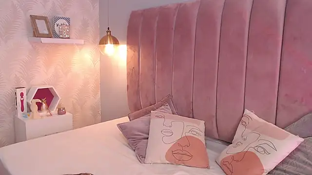 Snapshot of LeenaBrown chatting on 11-20-25, 01:00 LeenaBrown online show from 11-20-25, 01:00