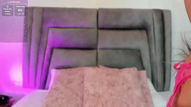 Snapshot of sophiee_smith chatting on 10-20-25, 11:21 sophiee smith online show from 10-20-25, 11:21