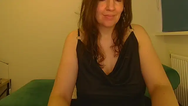 Ella Next Door online show from 12-16-25, 03:50