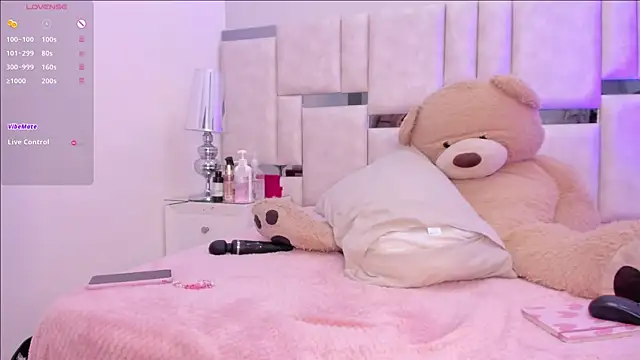 Snapshot of Miagiorgia_ chatting on 12-21-24, 05:40 Miagiorgia online show from 12-21-24, 05:40