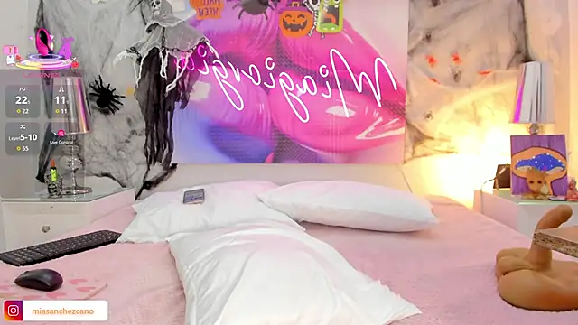 Snapshot of Miagiorgia_ chatting on 10-15-25, 07:03 Miagiorgia online show from 10-15-25, 07:03