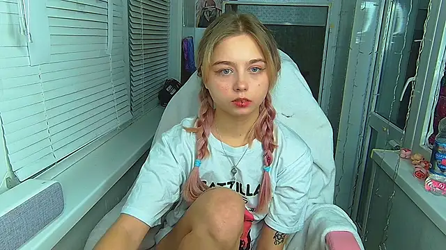 Snapshot of Olivka_Grr chatting on 01-06-25, 02:25 Olivka Grr online show from 01-06-25, 02:25