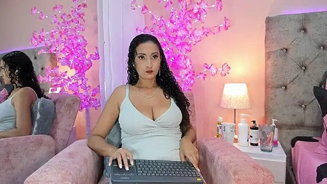 Snapshot of Holyjacky_ chatting on 01-21-25, 01:00 Holyjacky online show from 01-21-25, 01:00