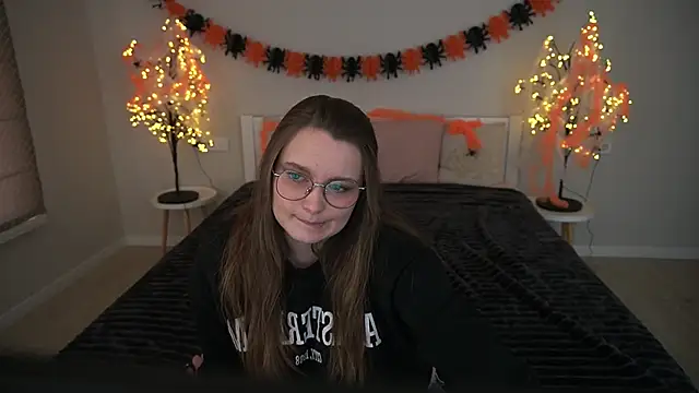 Snapshot of MagicPeachh_ chatting on 10-20-25, 12:27 MagicPeachh  online show from 10-20-25, 12:27